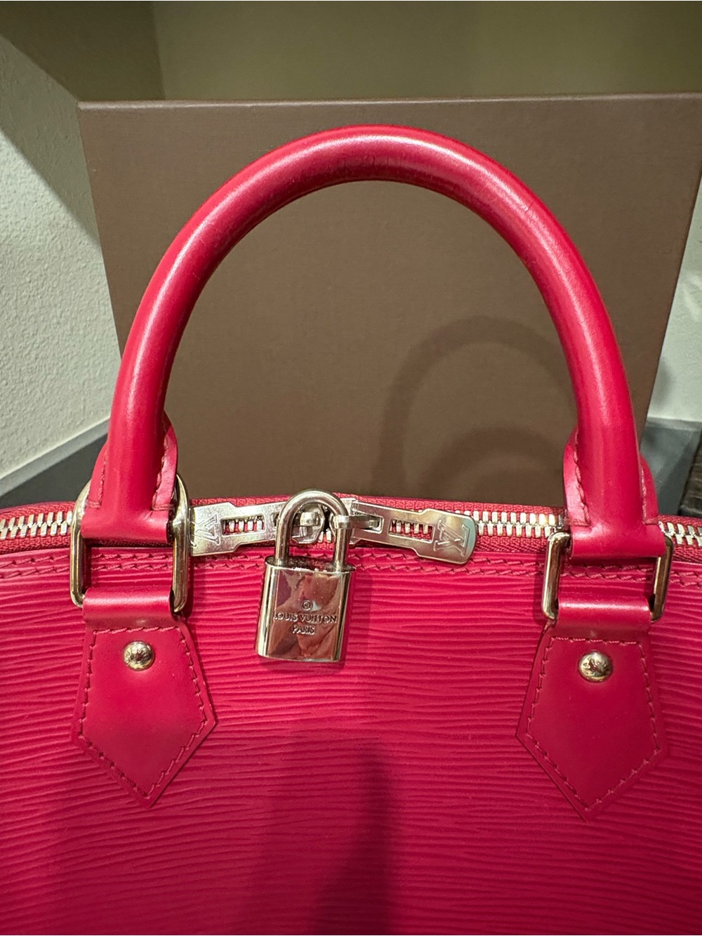 Louis Vuitton Alma PM Epi Fuchsia Satchel Top Handle Bag - Excellent condition - Picture 6 of 16